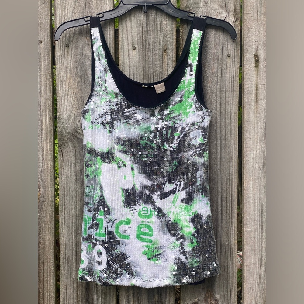 Sequin tank top, great condition, size S
#y2k #tanktop #poshmark #sequin